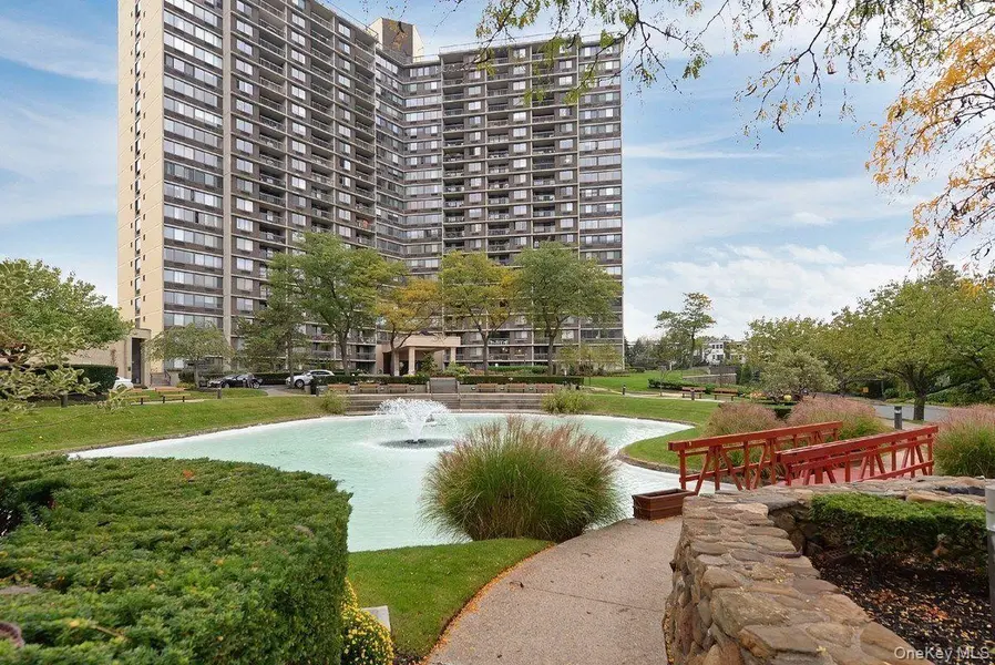 1 Bay Club DR #18L, Bayside, NY 11360
