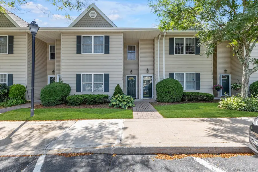 1118 Savoy DR, Melville, NY 11747