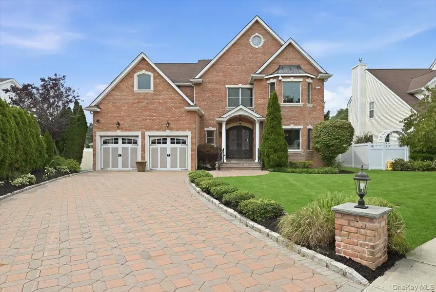 4 Corin CT, Syosset, NY 11791