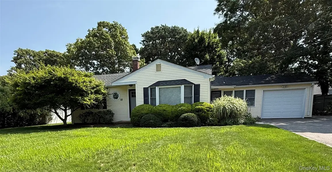 25 Huckleberry LN, Hampton Bays, NY 11946