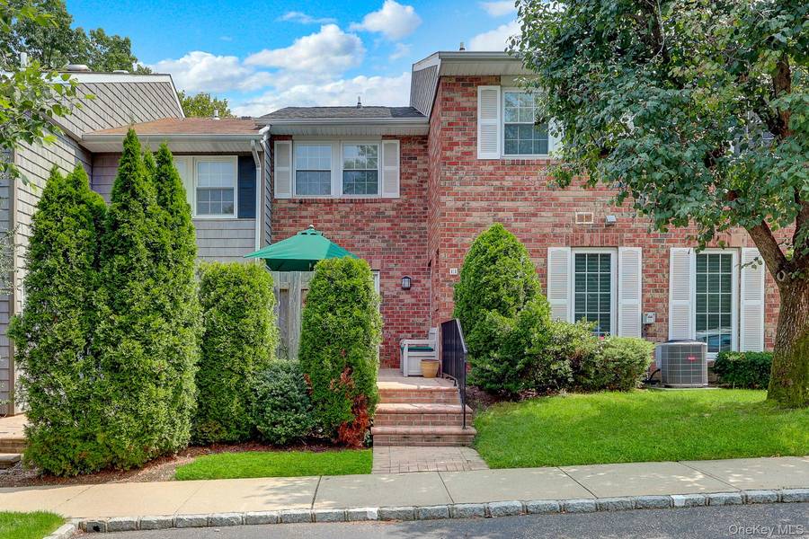 11 Clubhouse CT, Woodbury, NY 11797