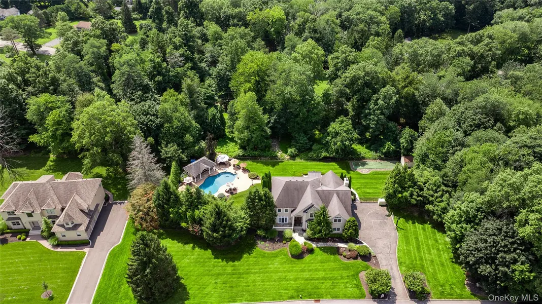12 Stone Meadow LN, Suffern, NY 10901