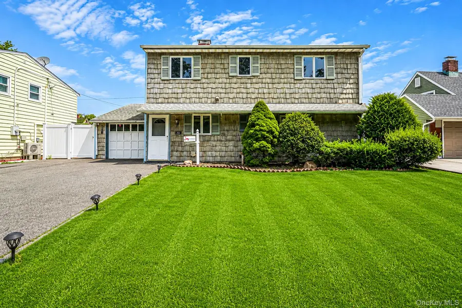 201 Acre LN, Hicksville, NY 11801