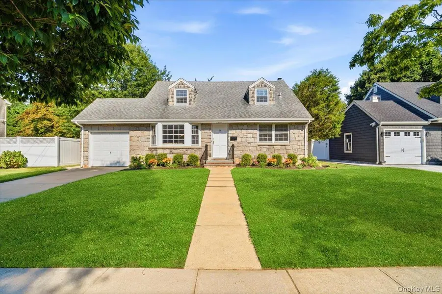68 Roy AVE, Massapequa, NY 11758