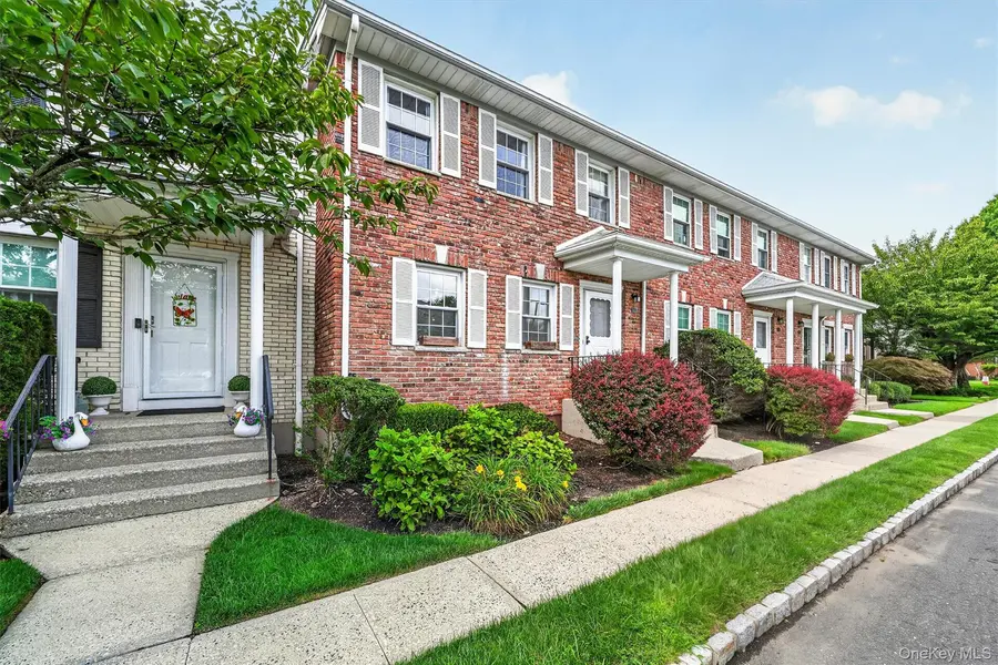 600 Mohawk CT, Suffern, NY 10901
