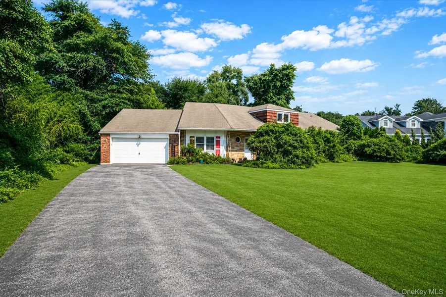 893 Gardiner DR, Bay Shore, NY 11706