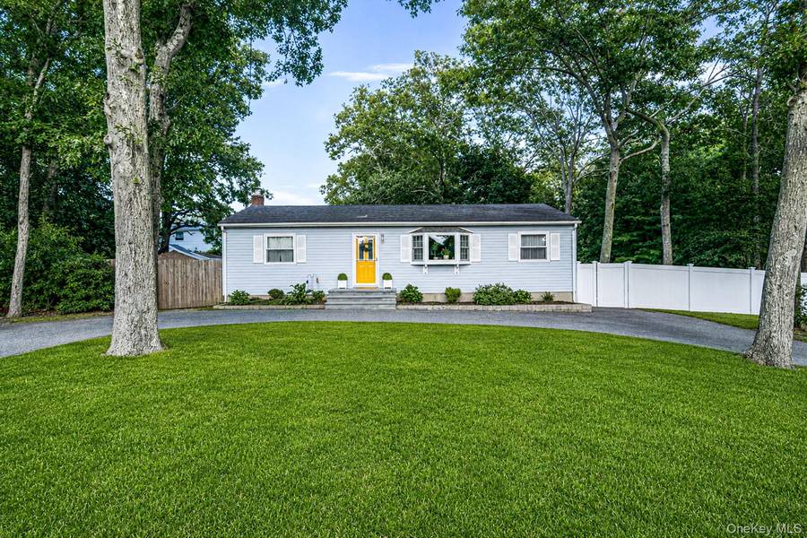 3 Newcomb TRL, Ridge, NY 11961
