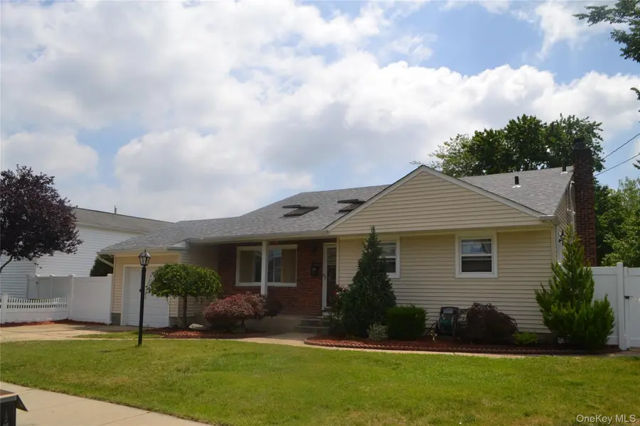 16 Frank AVE #Studio, Farmingdale, NY 11735