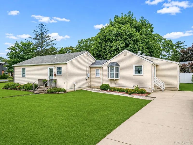 21 Cherokee DR, Bay Shore, NY 11706