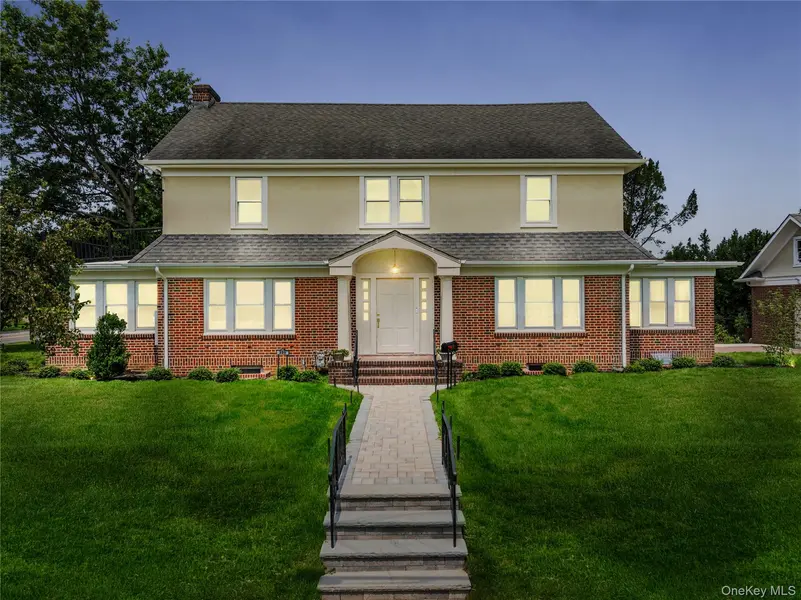 220 Pomander RD, Mineola, NY 11501