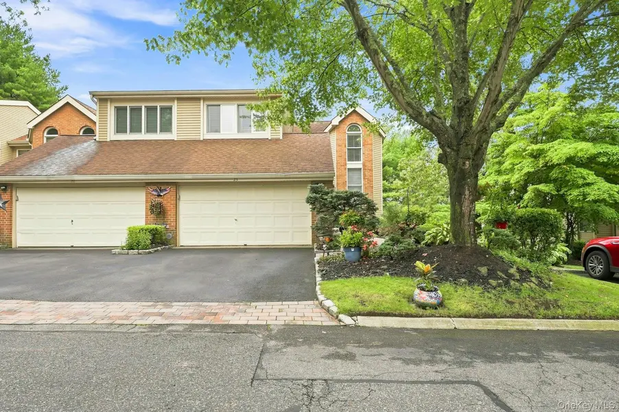 23 Willow Ridge DR, Smithtown, NY 11787