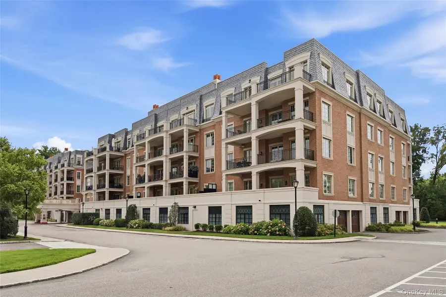 3000 Royal CT #3206, North Hills, NY 11040