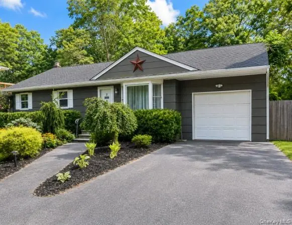 32 Robinson AVE, Medford, NY 11763