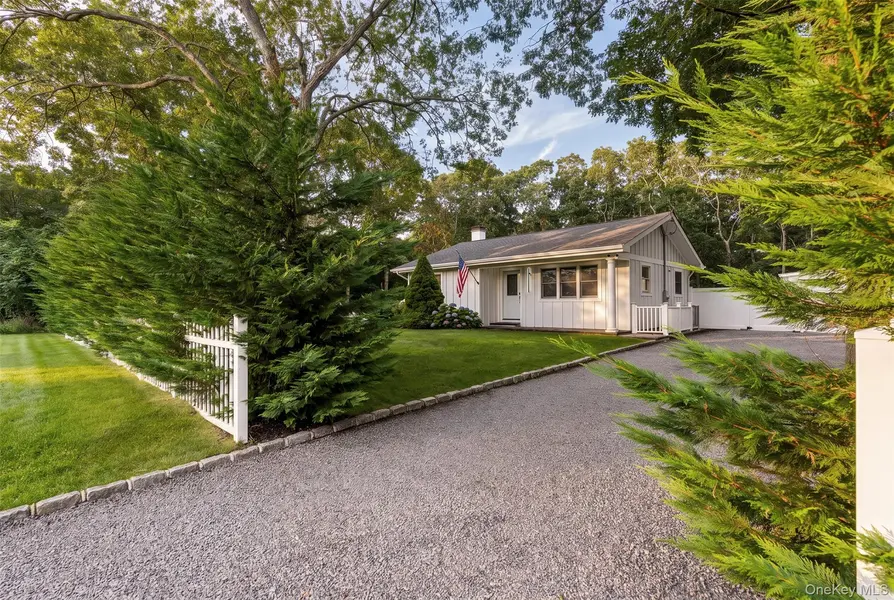 81 S Country RD, Quiogue, NY 11978