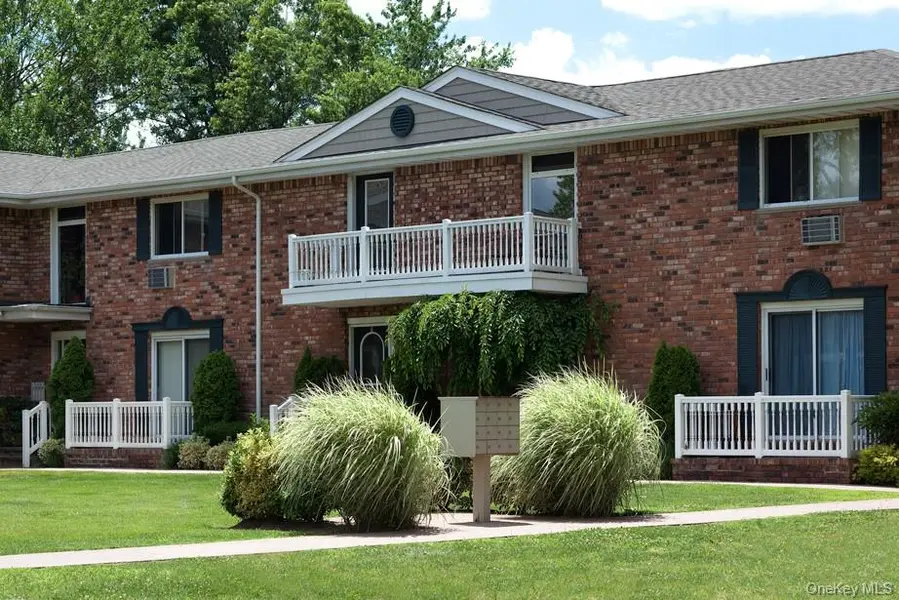 4 Baker ST #4D, West Babylon, NY 11704