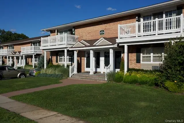 2 Claire CT #60, West Babylon, NY 11704