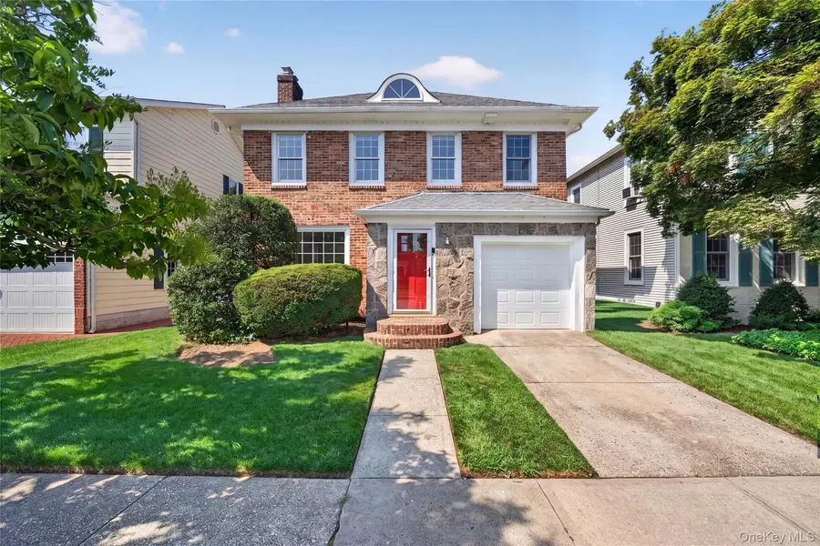11 1st PL, Garden City, NY 11530