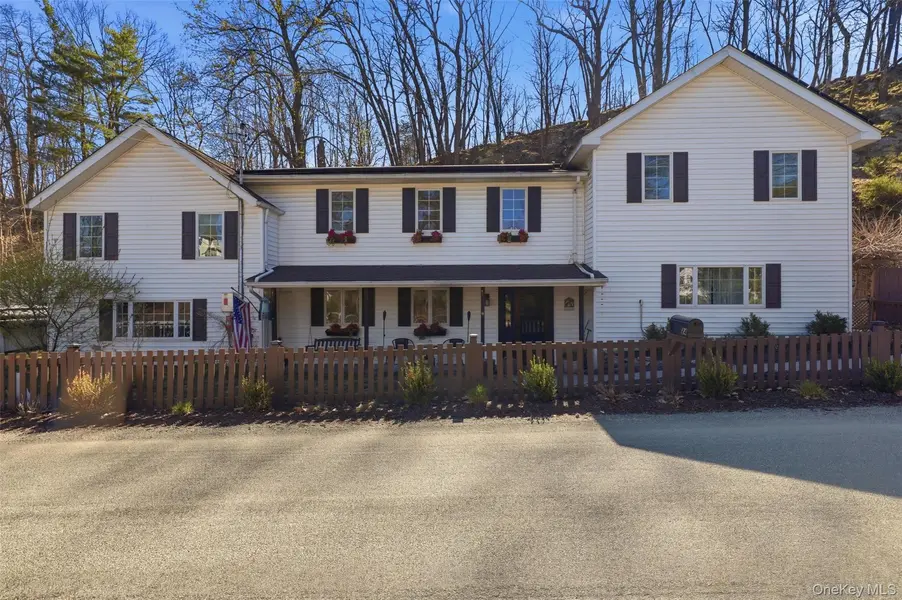 24 Mountain RD, Cornwall On Hudson, NY 12520