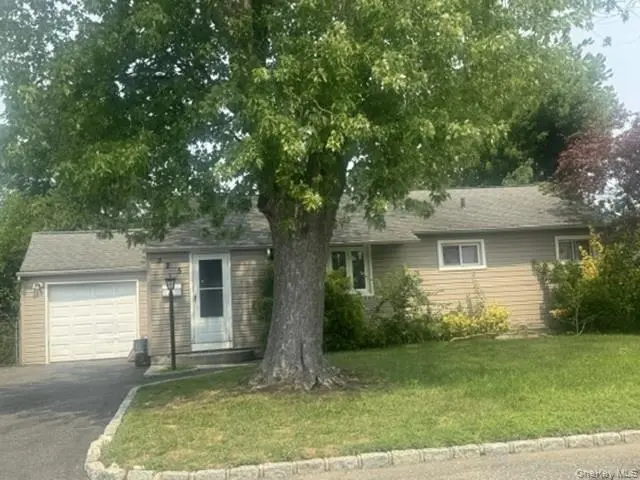 325 Glynn ST, North Babylon, NY 11703