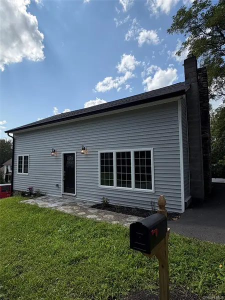 12 Berry LN, Newburgh, NY 12550