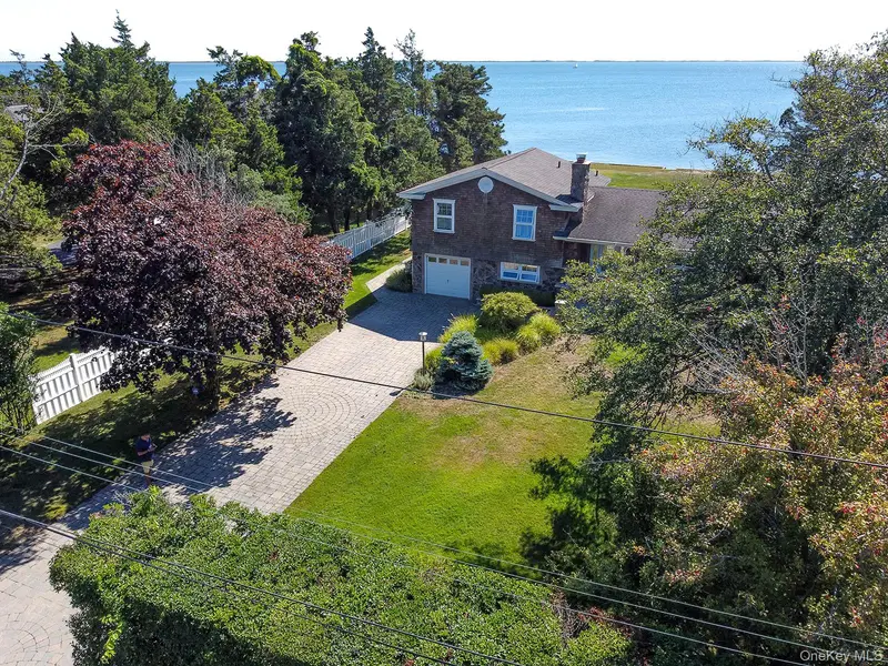 8 Bay RD, East Patchogue, NY 11772
