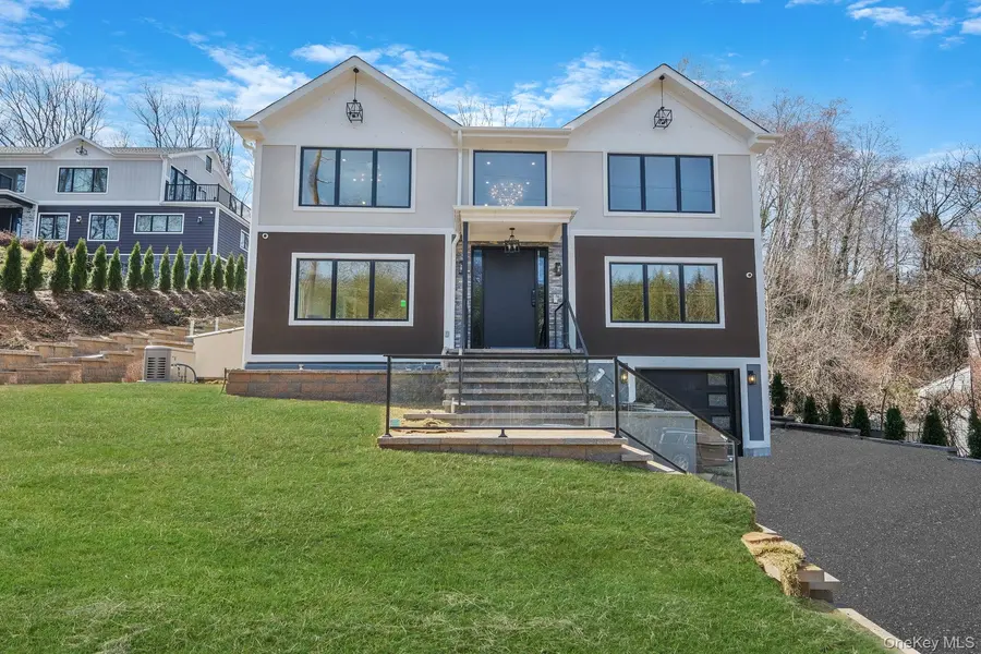150 Sugar Toms LN, East Norwich, NY 11732