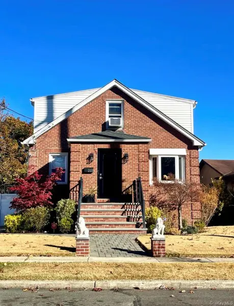 222 Centre AVE, Lindenhurst, NY 11757