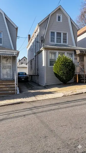8608 144th ST, Jamaica, NY 11435