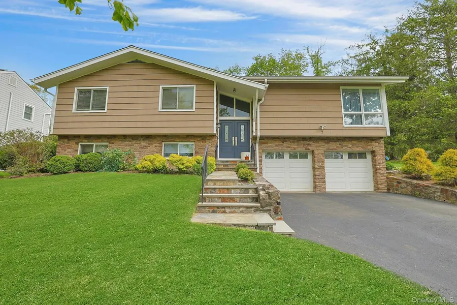 7 Lorenz DR, Valhalla, NY 10595