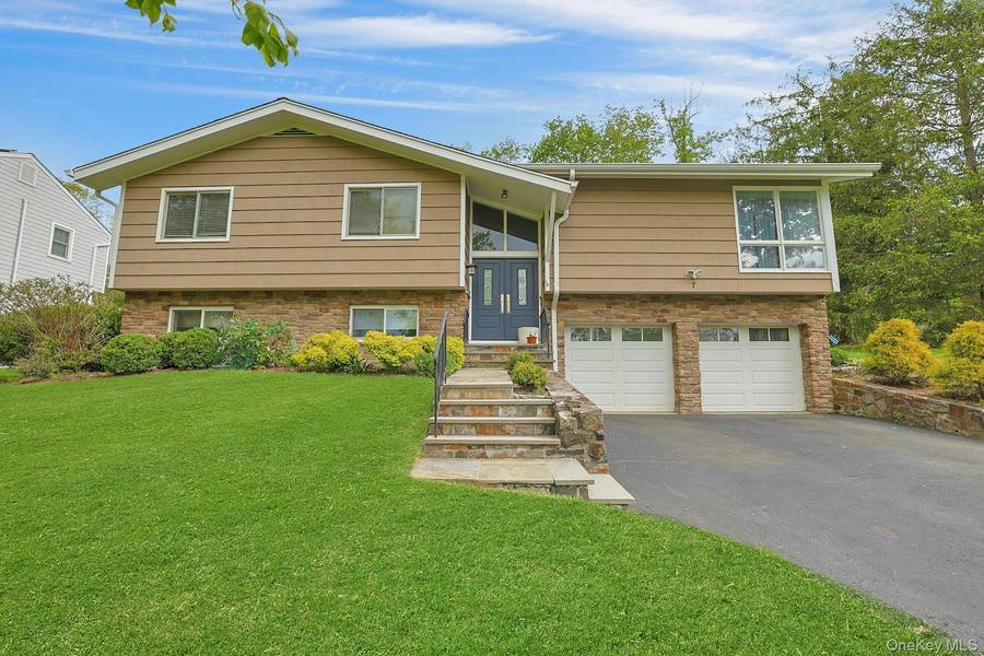 7 Lorenz DR, Valhalla, NY 10595