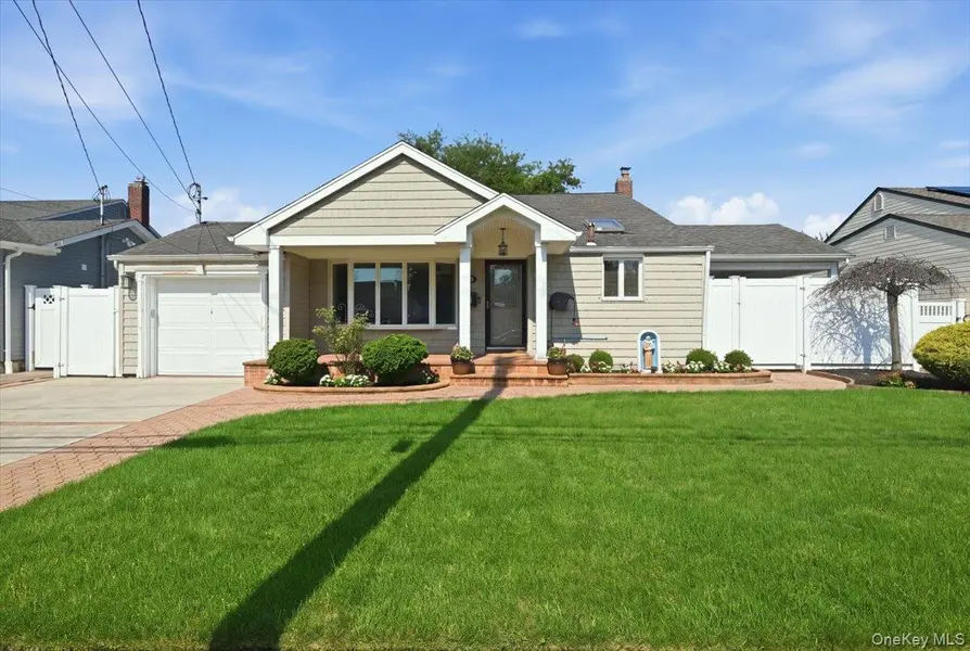 220 Eastlake AVE, Massapequa Park, NY 11762