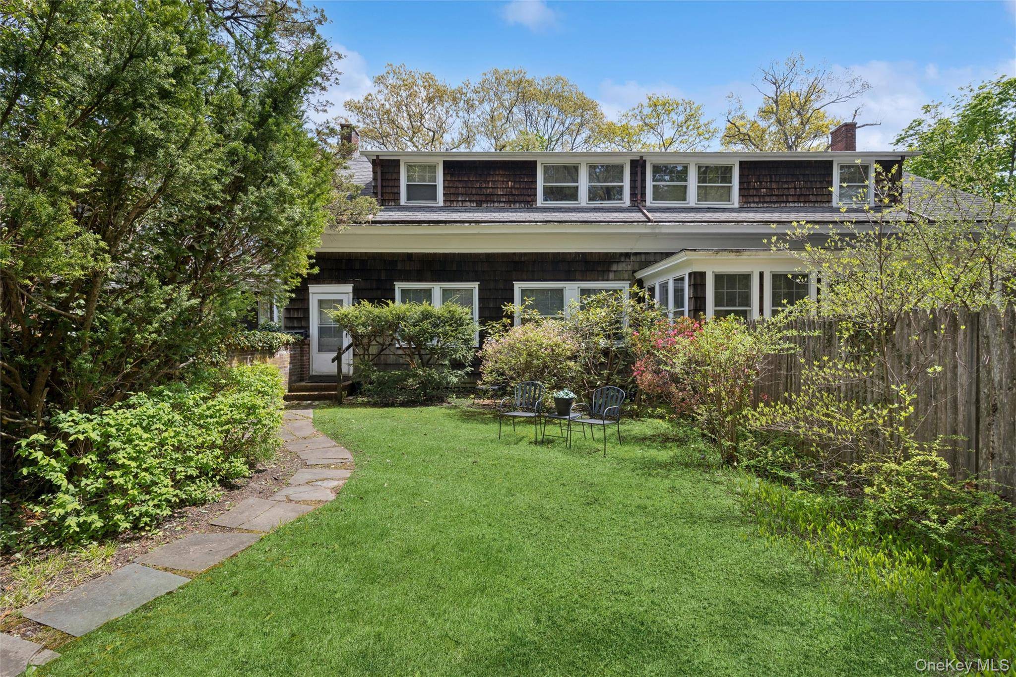 208A Wheatley RD, Old Westbury, NY 11568