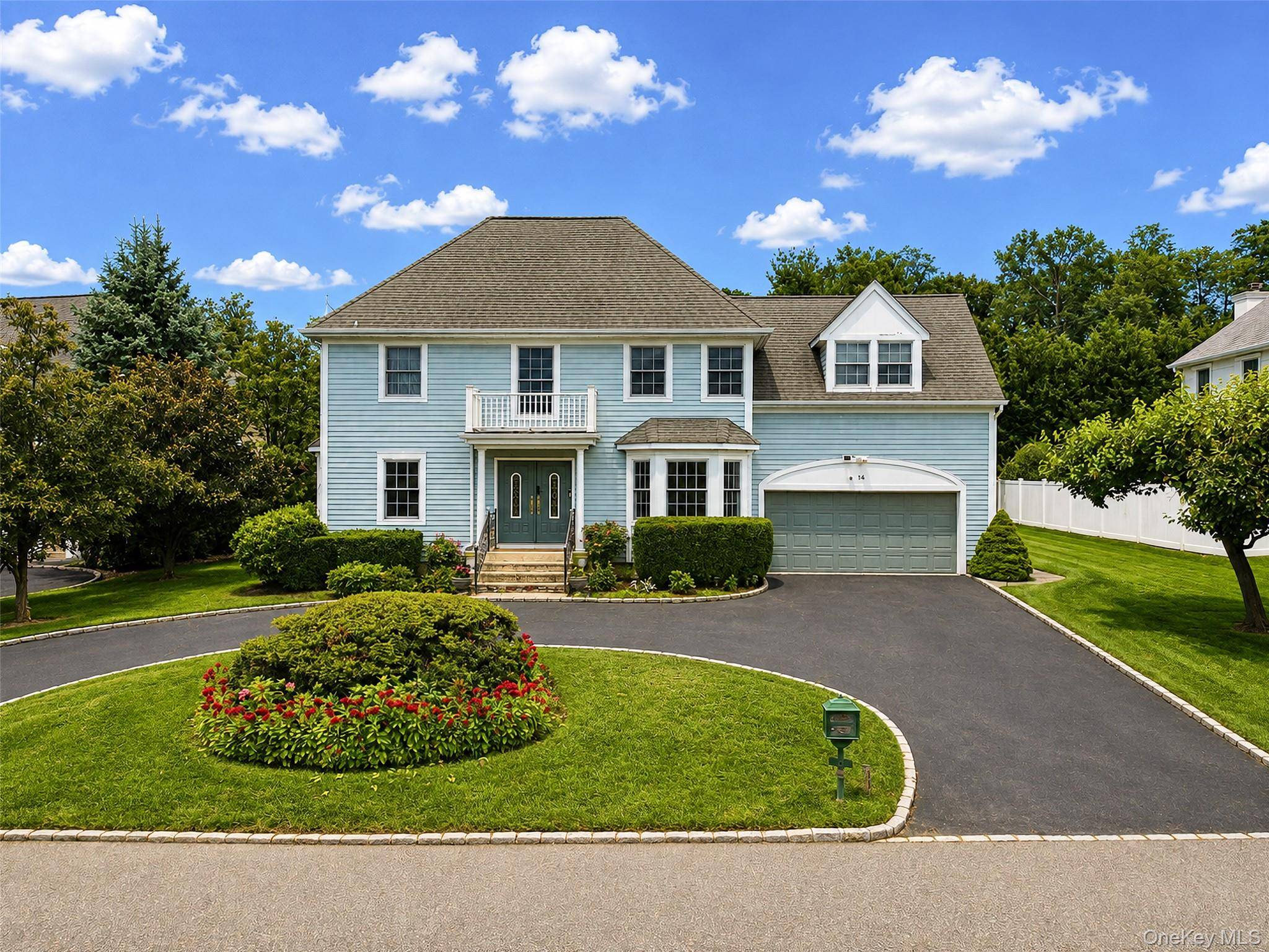 14 Mackay WAY, Roslyn, NY 11576