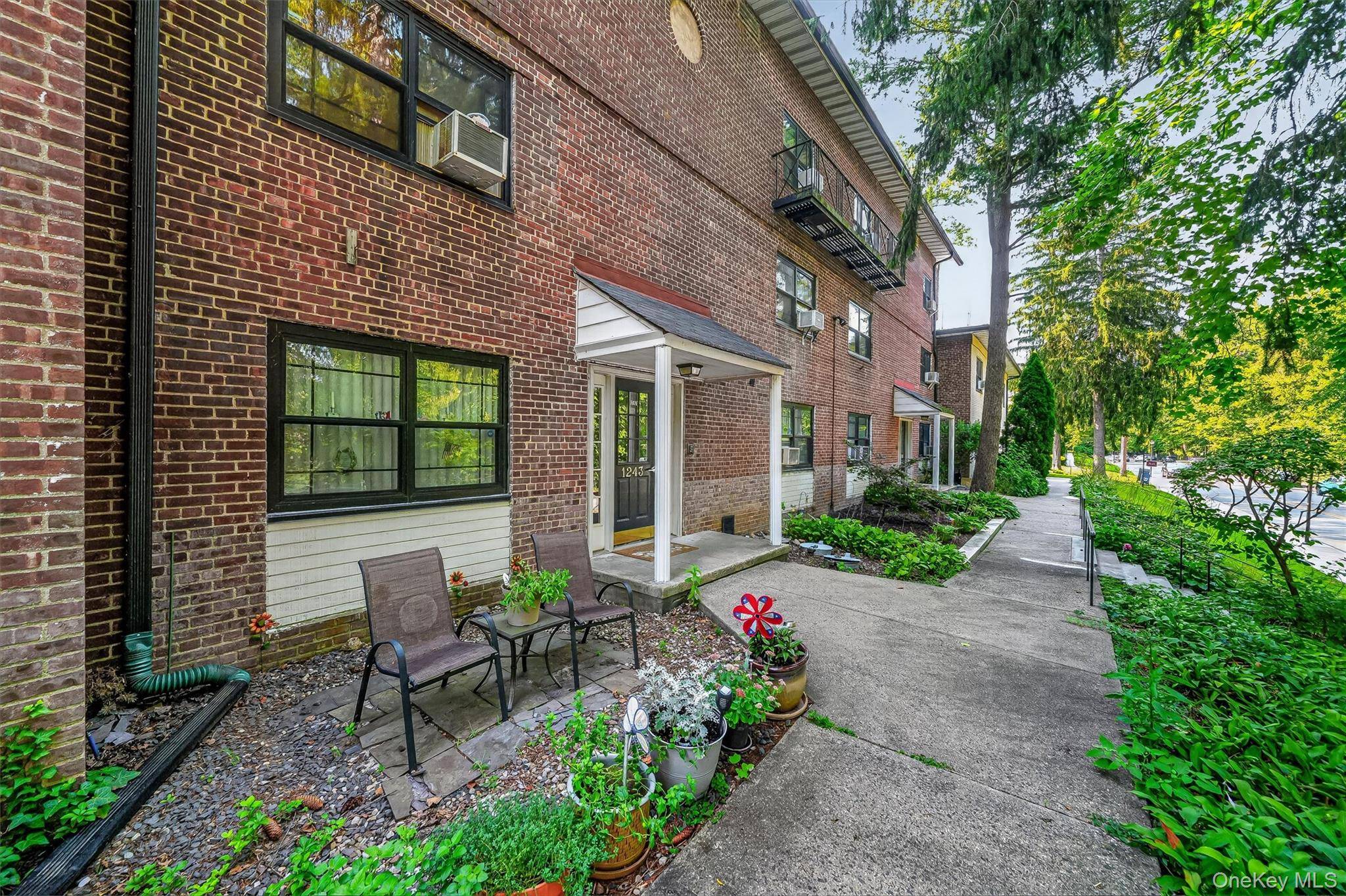 1243 California RD #2R, Eastchester, NY 10709
