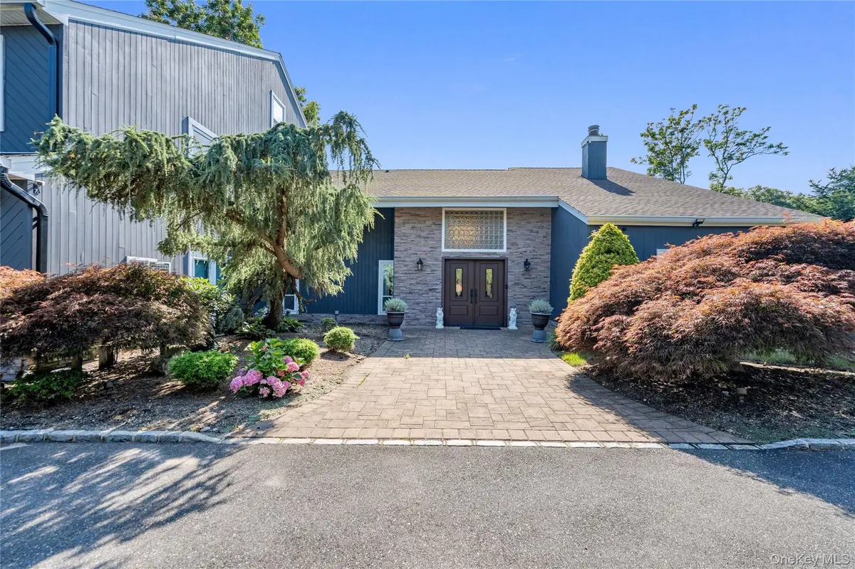 26 Tamara CT, Melville, NY 11747