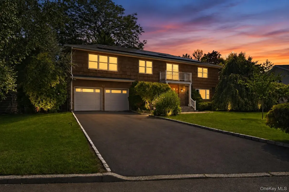 23 Carriage CT, Scarsdale, NY 10583