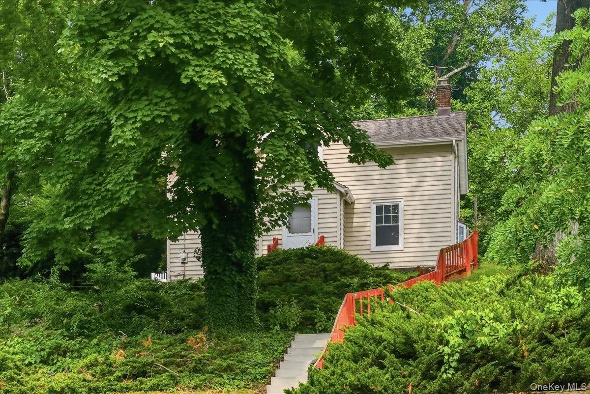 42 Revolutionary RD, Ossining, NY 10562