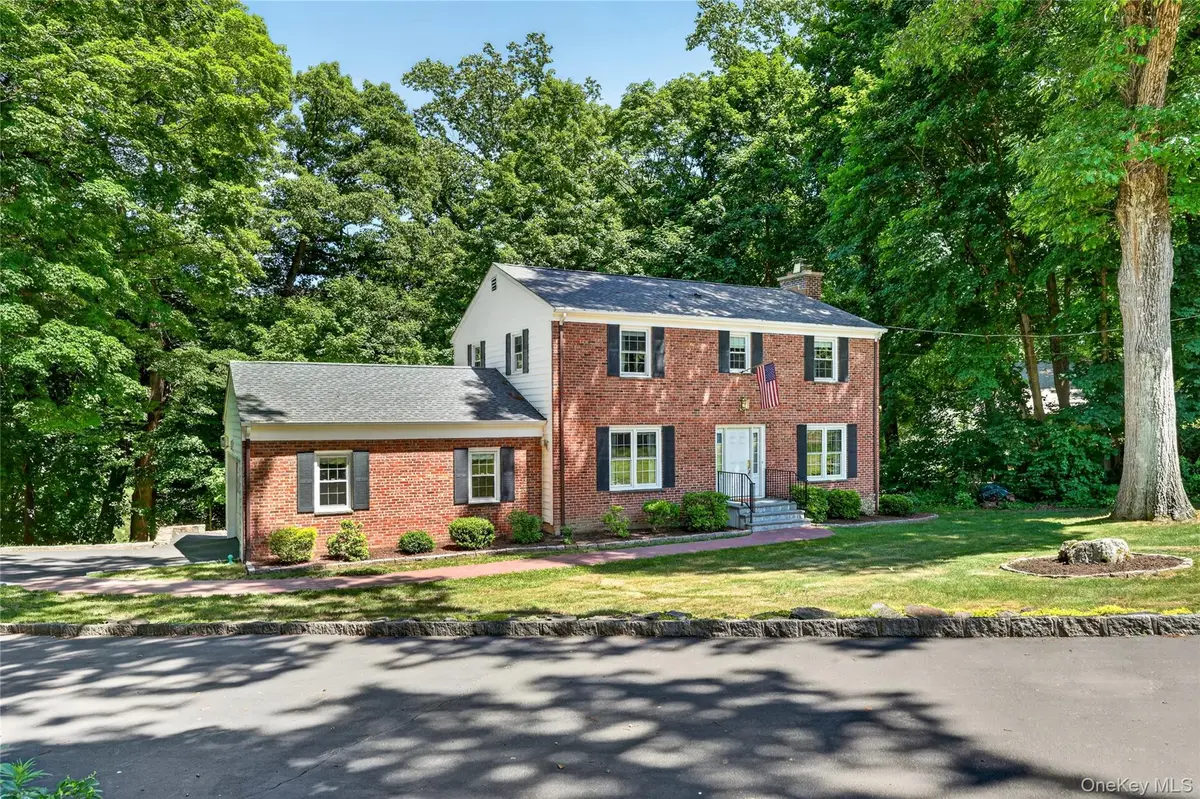 1 Woodland DR, Pleasantville, NY 10570