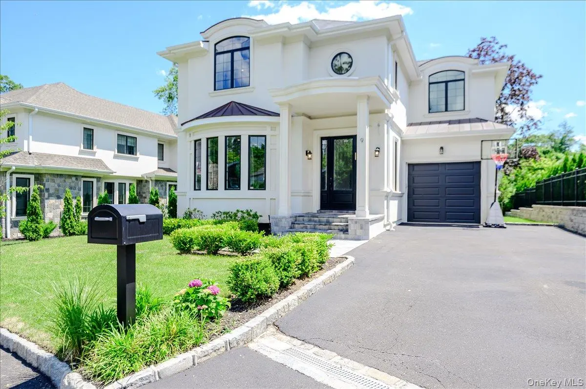 9 Greenway TER, Great Neck, NY 11024