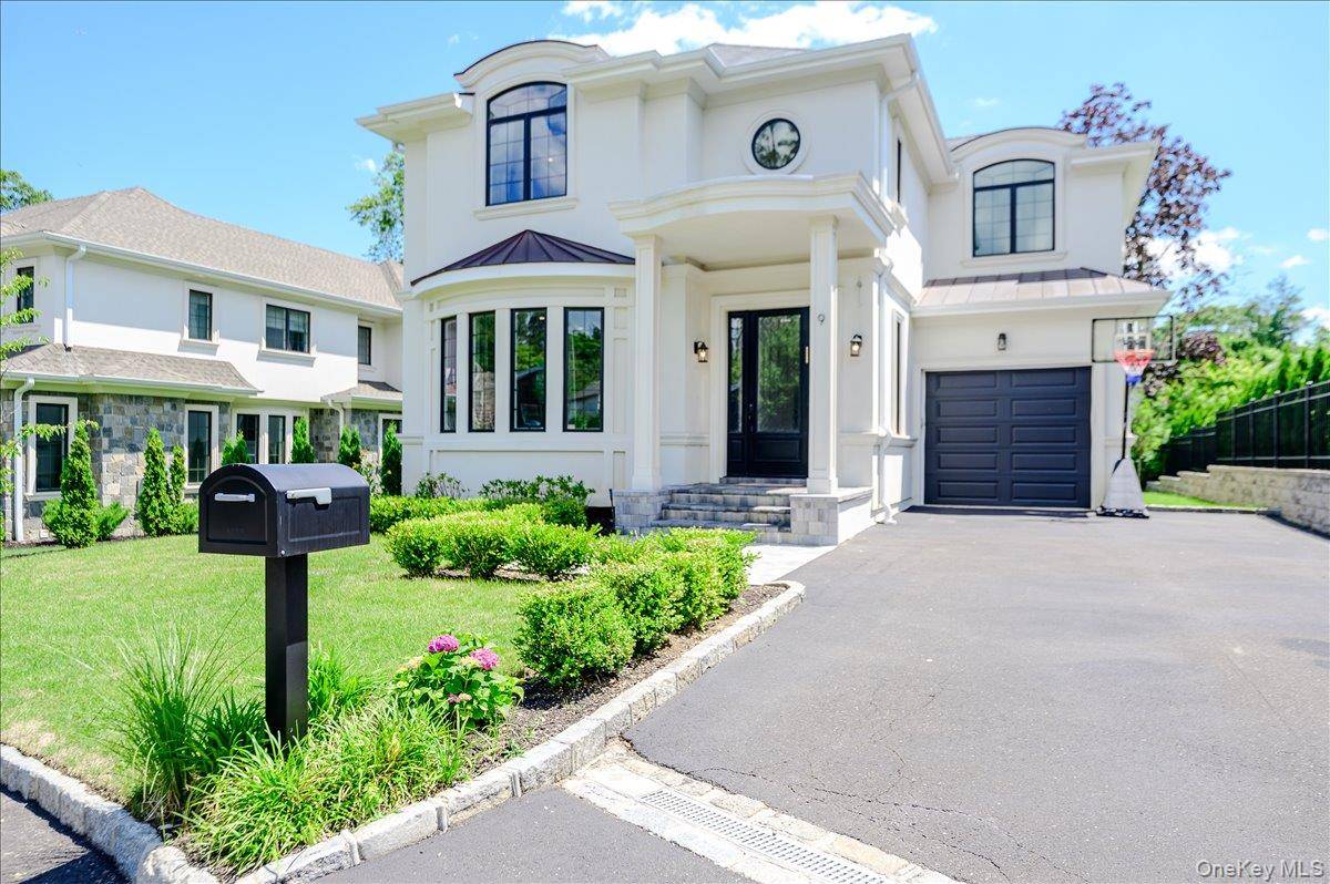 9 Greenway TER, Great Neck, NY 11024