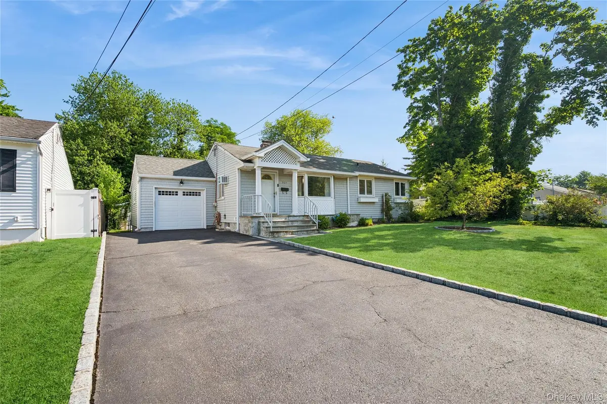 305 Glynn ST, North Babylon, NY 11703