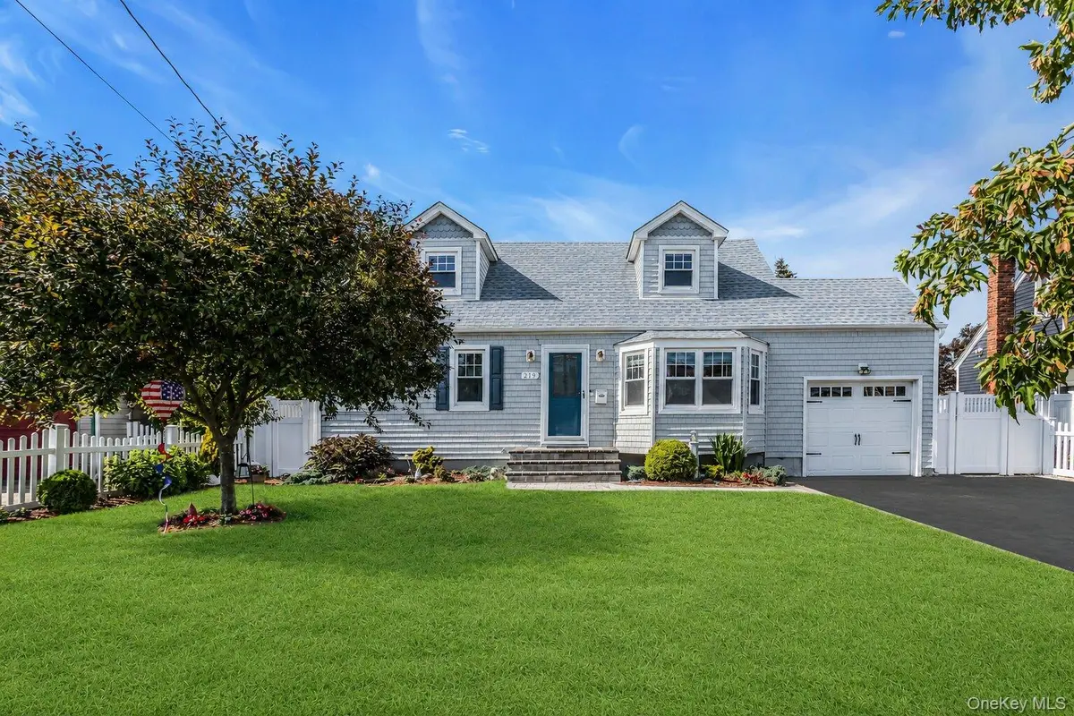 219 N Nassau AVE, Massapequa, NY 11758