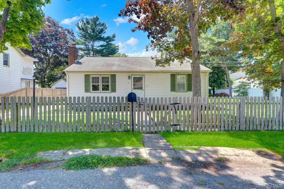 100 Lincoln DR, Mastic Beach, NY 11951