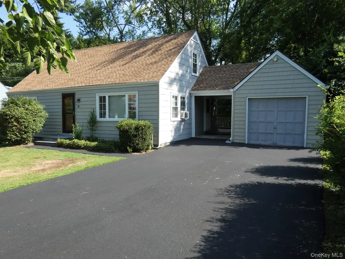 28 Hilltop DR, New Windsor, NY 12553