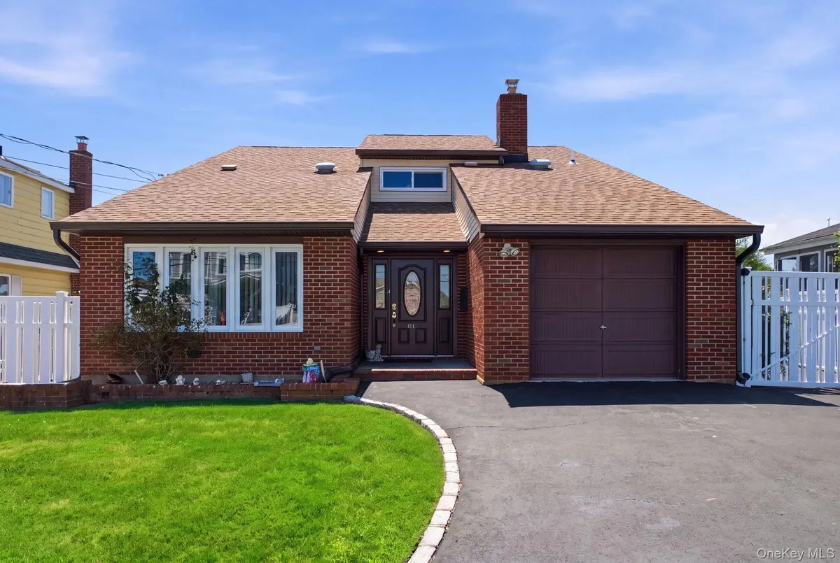 212 Shore RD, Lindenhurst, NY 11757
