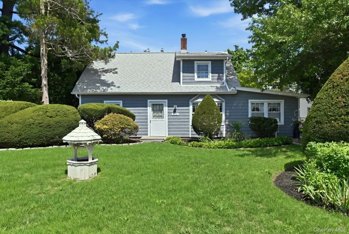 635 Whittier ST, Westbury, NY 11590