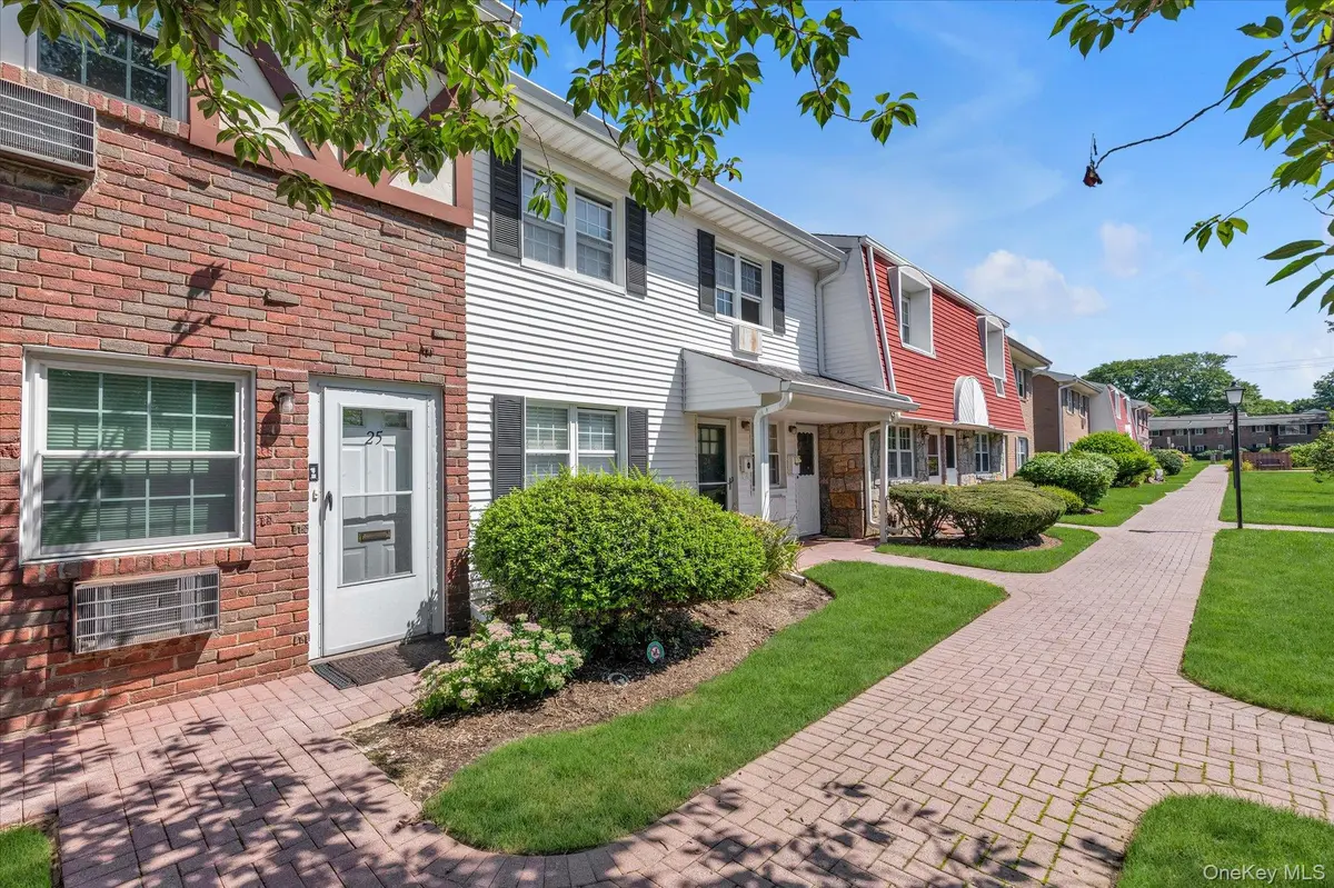 25 Springwood DR, North Babylon, NY 11703
