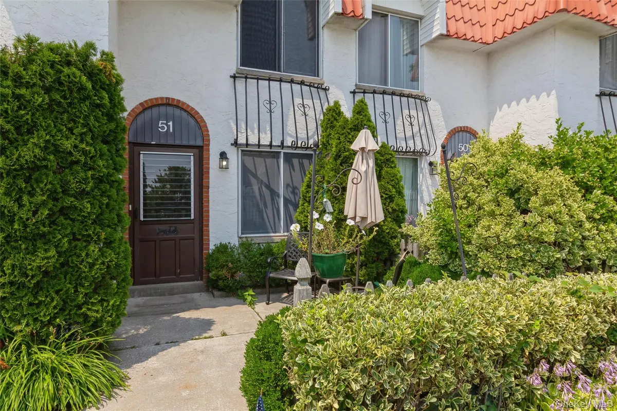 51 Alhambra DR #51, Oceanside, NY 11572