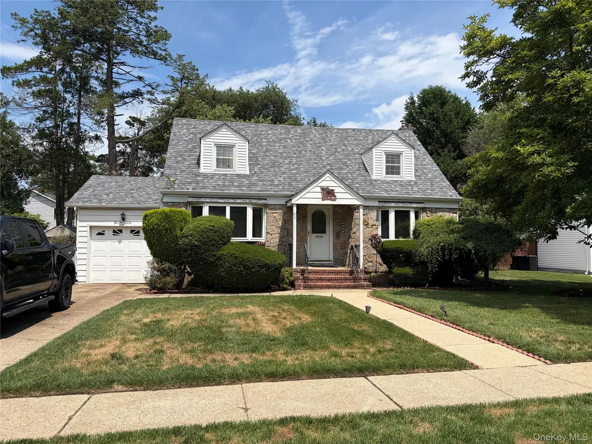 87 Parkway DR, Westbury, NY 11590