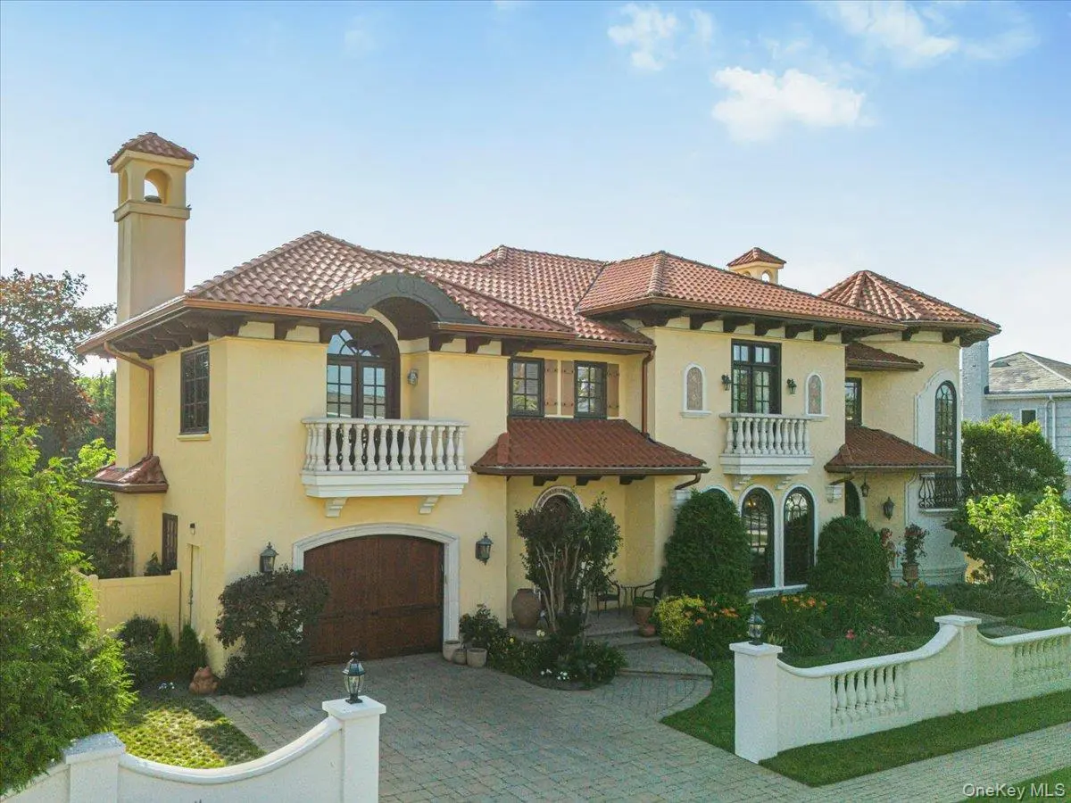 81 Montgomery BLVD, Atlantic Beach, NY 11509